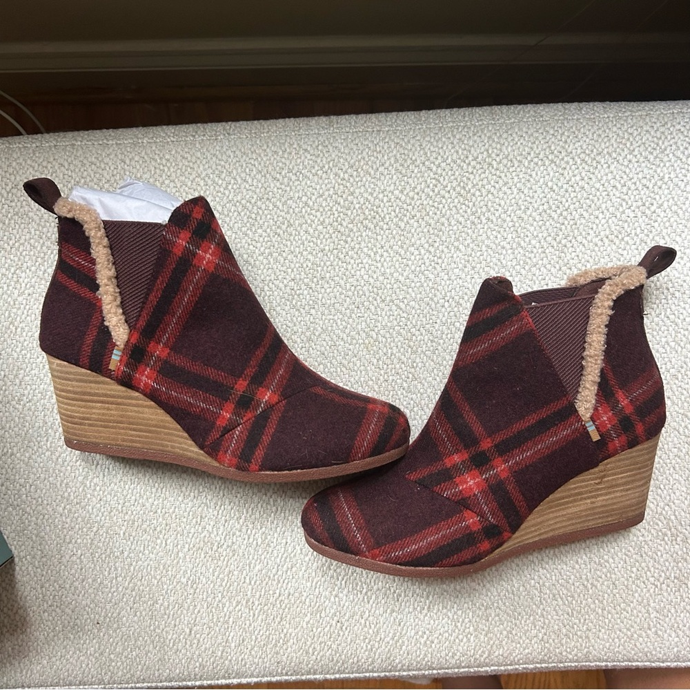 Toms Red Brown Plaid Wedge Boots Kelsey Barn Red Earthy Sherpa Trim 8.5 Shoes